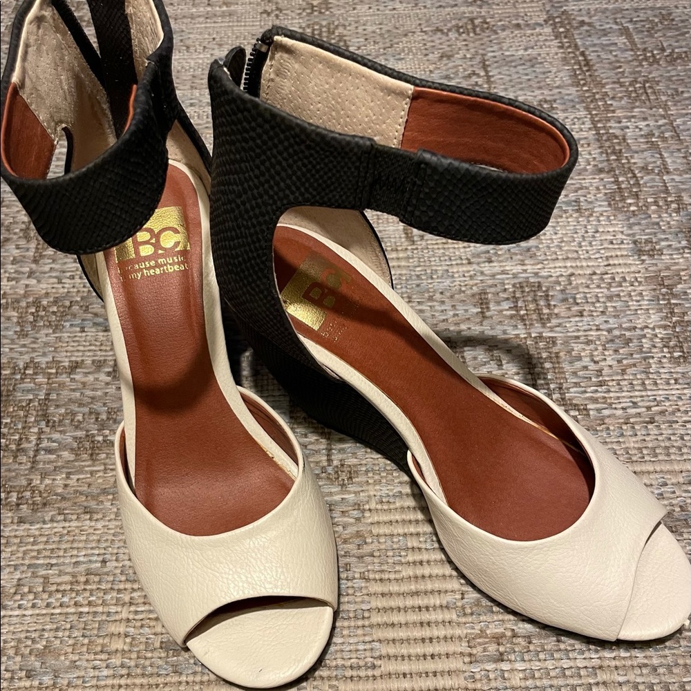 BC; size 8, black and white, vegan “leather-like” black and white, zipper.